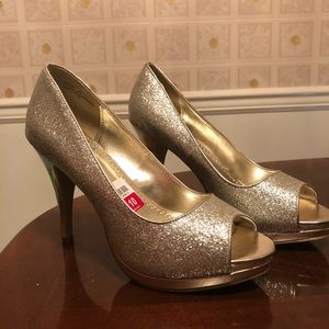 Gold female shoes size 10 new - 3 inches